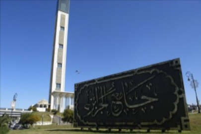 Dünyanın en büyük camilerinden Cezayir Ulu Camii'nde teravihlerin kılınamaması tartışmaya yol a