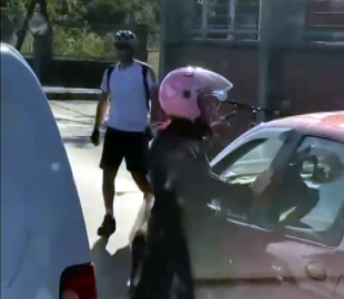 İstanbul-Avcılar’da kadın motosikletli, kendisini uyaran sürücüye saldırdı
