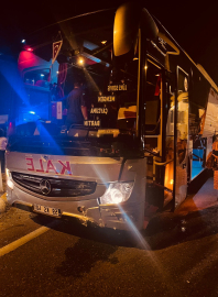 Hatalı manevra yapan otomobil yolcu otobüsüyle çarpıştı: 4 yaralı