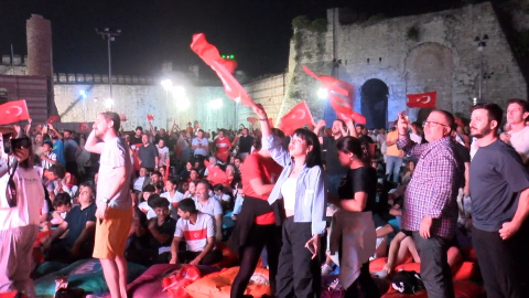 İstanbul - İstanbul Valisi Gül maçı yüzlerce kişi ile Yedikule'de seyretti