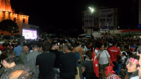 İstanbul-Maltepe meydanda milli maç coşkuyla izlendi