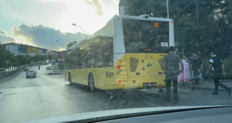 İstanbul- Gaziosmanpaşa'da patenli gençlerin tehlikeli yolculuğu kamerada