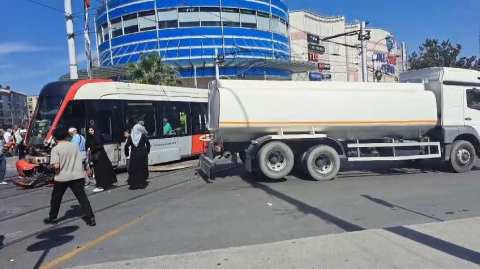 İstanbul - Güngören'de otomobil tramvaya çarptı-1