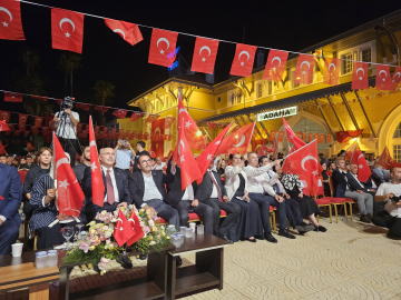 Adana'da 'Demokrasi Nöbeti' tutuldu, şehitler dualarla anıldı