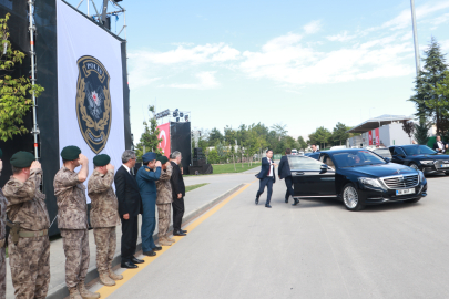 Bahçeli'den, 15 Temmuz'da bombalanan Özel Harekat Başkanlığı'na ziyaret