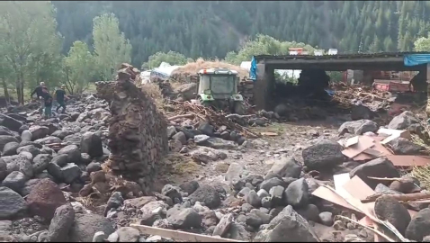 Selde otomobil ve traktörler sürüklendi, 16 ev ve ahır kullanılamaz hale geldi