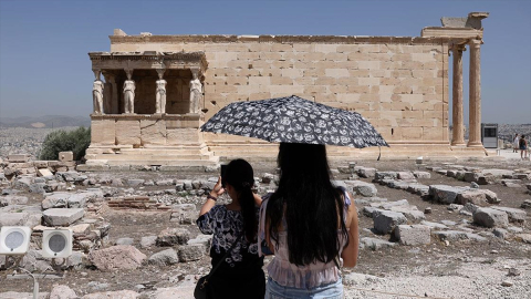 Atina'daki tarihi Akropolis aşırı sıcak nedeniyle bir süreliğine ziyarete kapatıldı