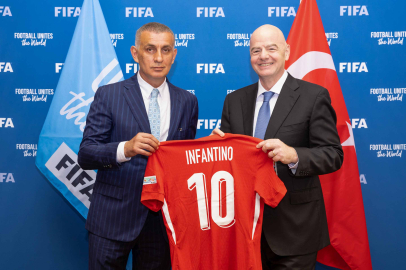 TFF Başkanı Hacıosmanoğlu, Paris'te FIFA Başkanı Infantino ile görüştü