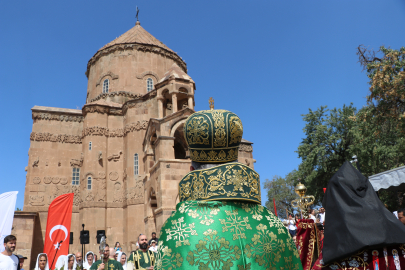 Tarihi Akdamar Kilisesi'nde 12'nci ayin (2)