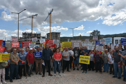 İZMİR - Kentsel dönüşüm mağdurları, yolu trafiğe kapattı (VİDEO EKLENDİ)