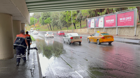 İstanbul- Bakırköy'de alt geçidi su bastı; trafik durma noktasına geldi