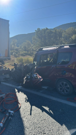 Hafif ticari araç, park halindeki TIR'a çarptı: 3 ölü, 2 yaralı