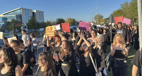 Üniversiteliler, kadın ve çocuk cinayetlerine karşı siyah giyinip 10 kilometre yürüdü