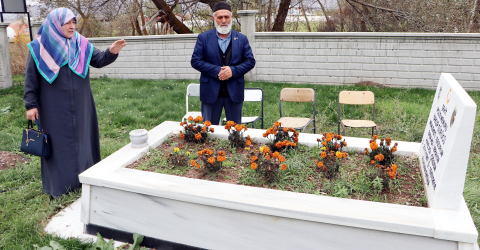 FETÖ elebaşının ölüm haberini alan şehidin ailesi oğullarının mezarına gitti: Hain geberdi