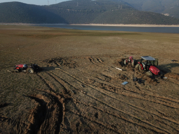 Kuruyan baraj gölüne pikniğe gelenlerin araçları çamura saplandı