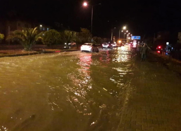 Nazilli'de sağanak cadde ve sokakları suyla doldurdu; sahaya çıkan belediye başkanı halktan özür diledi