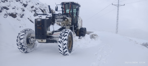 Elazığ'da kapanan köy yolları ulaşıma açıldı (2)