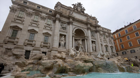 Roma'nın tarihi Trevi Çeşmesi bakım çalışmalarının ardından yeniden açıldı