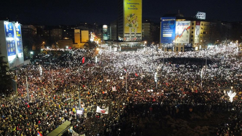 Sırbistan'daki hükümet karşıtı öğrenci gösterisine on binlerce kişi destek verdi