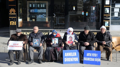 Muşlu aileler DEM Parti binası önündeki "evlat nöbeti"ni sürdürdü