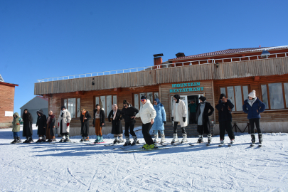 Hakkari'de öğrenciler, kayak dersi alıyor