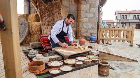 Çatalhöyük'teki "8 bin 600 yıllık buluntu"dan esinlenip ekmek pişirdi