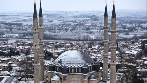 Edirne'de beyaz örtünün kapladığı tarihi yapılar fotoğraflara fon oluyor