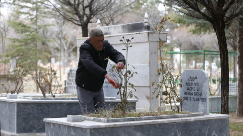 Aynı ismi taşıdığı mezarlığın bakımını 20 yıldır gönüllü olarak yapıyor