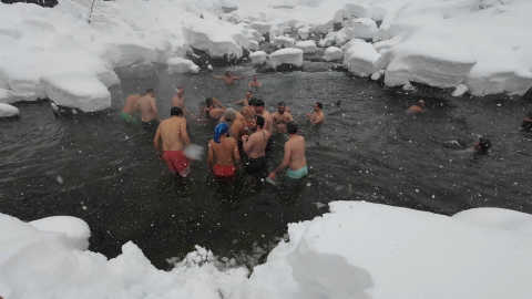 Rize'de kar yağışına rağmen derede yüzdüler