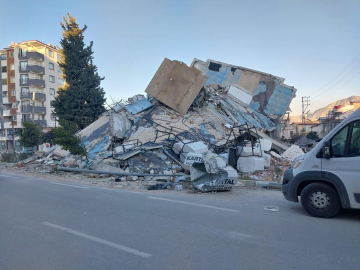 Emekli ikramiyesiyle aldığı ev, eşi ve kızına mezar oldu; ‘Artık sorumlular cezalandırılsın’