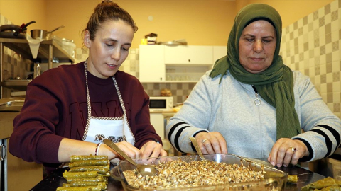 Yaptıkları yöresel ürünler beğenilen anne ile kızı bileziklerini satarak iş yeri açtı