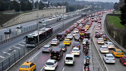 İstanbul'da yarıyıl tatilin ardından okulların açılmasıyla trafik yoğunluğu oluştu