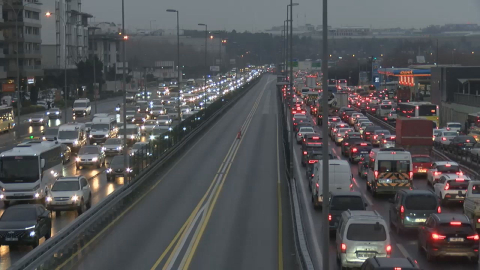 İstanbul - İstanbul'da trafik yoğunluğu yüzde 80'e ulaştı