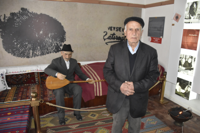 Sivas- Köyündeki müze görevlisi, tanıdığı Aşık Veysel'in bilinmeyenlerini anlattı /Video eklendi