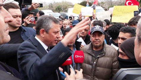 İstanbul- Özgür Özel İBB binası önünde bekleyenlerle bir araya geldi