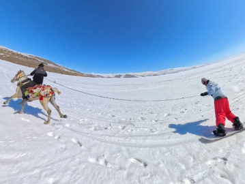 Yüzeyi buz tutan Çıldır Gölü'nde dörtnala snowboard